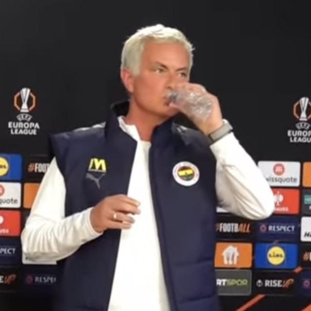 开云体育下载-穆帅迎滕圣：曼联学会信任教练，依然期待亚军转正