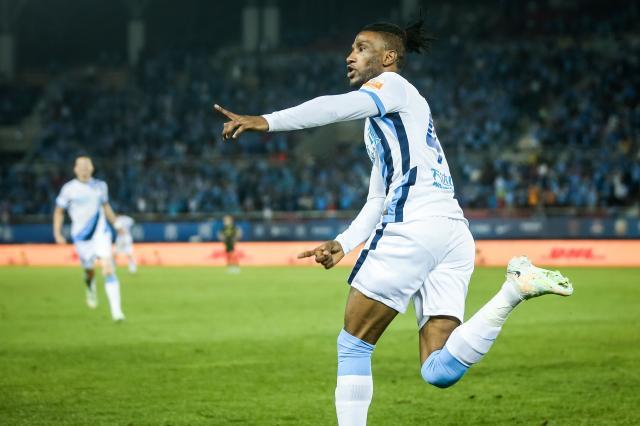 【中超】吴龑扑点曼佐基首球 大连人2比2战平国安